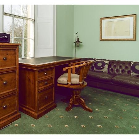 A Luxurious Masterpiece Steps From Stirling Villa Екстериор снимка