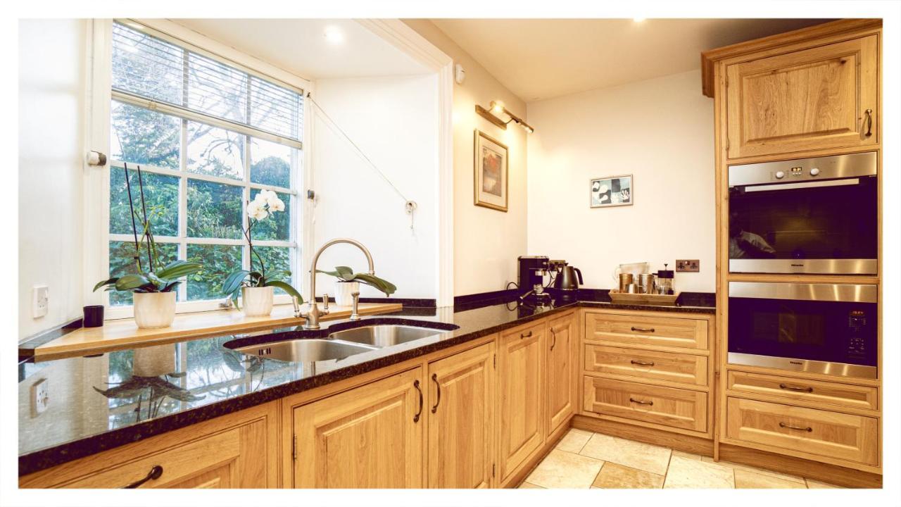 A Luxurious Masterpiece Steps From Stirling Villa Екстериор снимка